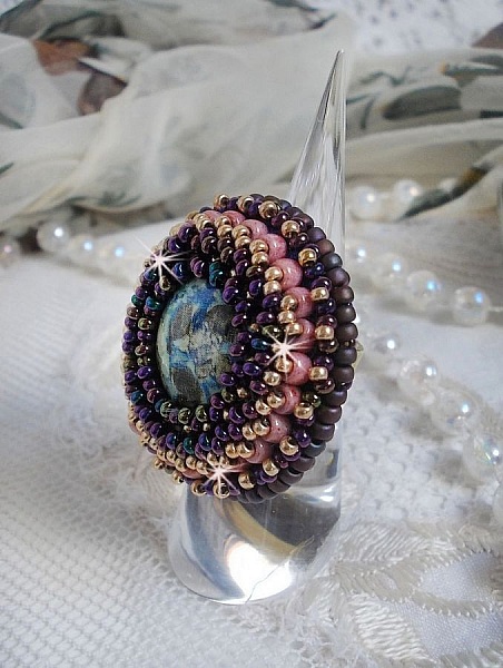 Bague artisanale cabochon marbré ornée de perles Miyuki violettes.