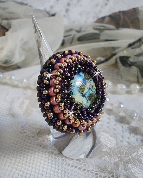 Bague artisanale cabochon marbré ornée de perles Miyuki violettes.