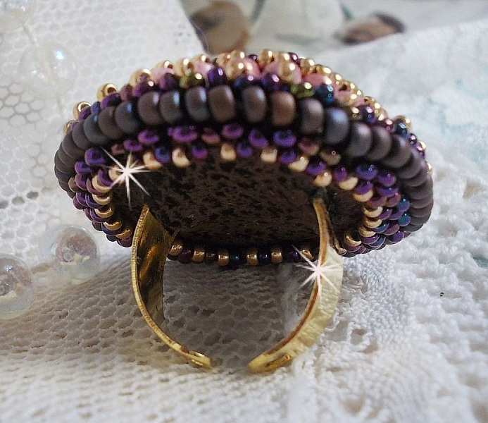 Bague artisanale perlée Miyuki violette sur support doré.