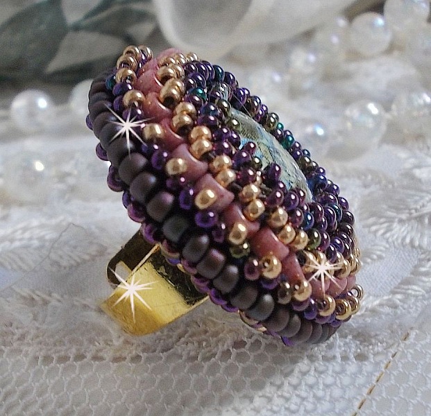 Bague artisanale en perles Miyuki violettes et cabochon marbré.