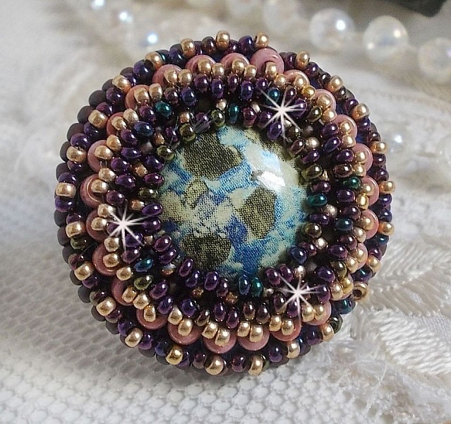 Bague artisanale cabochon marbré ornée de perles Miyuki violettes.