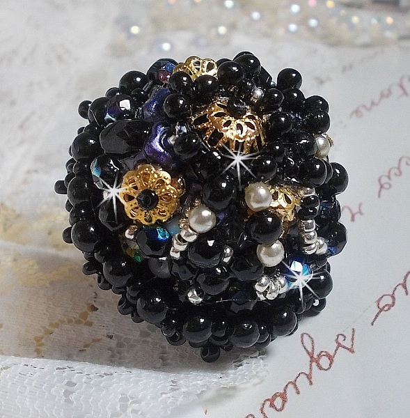 Bague Boule Frou-Frou avec des perles nacr&eacute;es, facettes et des cristaux de Swarovski 