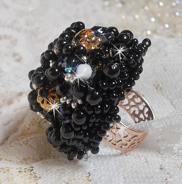 Bague Boule Frou-Frou avec des perles nacr&eacute;es, facettes et des cristaux de Swarovski 