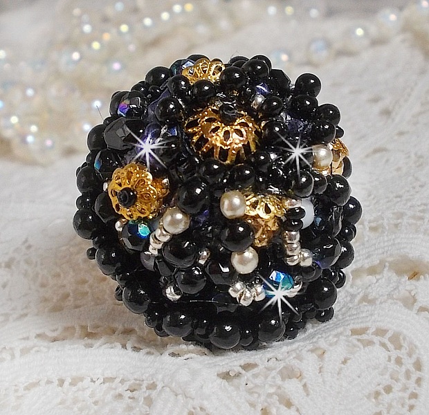 Bague Boule Frou-Frou avec des perles nacr&eacute;es, facettes et des cristaux de Swarovski 