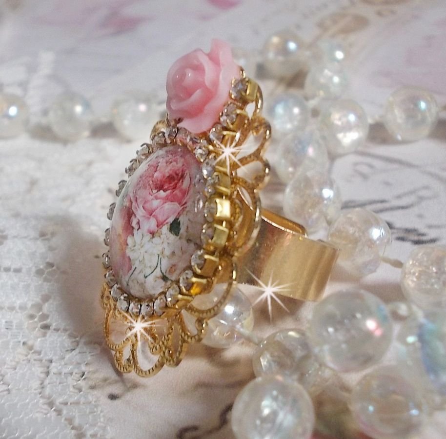 Bouquet Valentine ring med en ros cabochon, en ros i harts och en kedja av Swarovskikristaller.