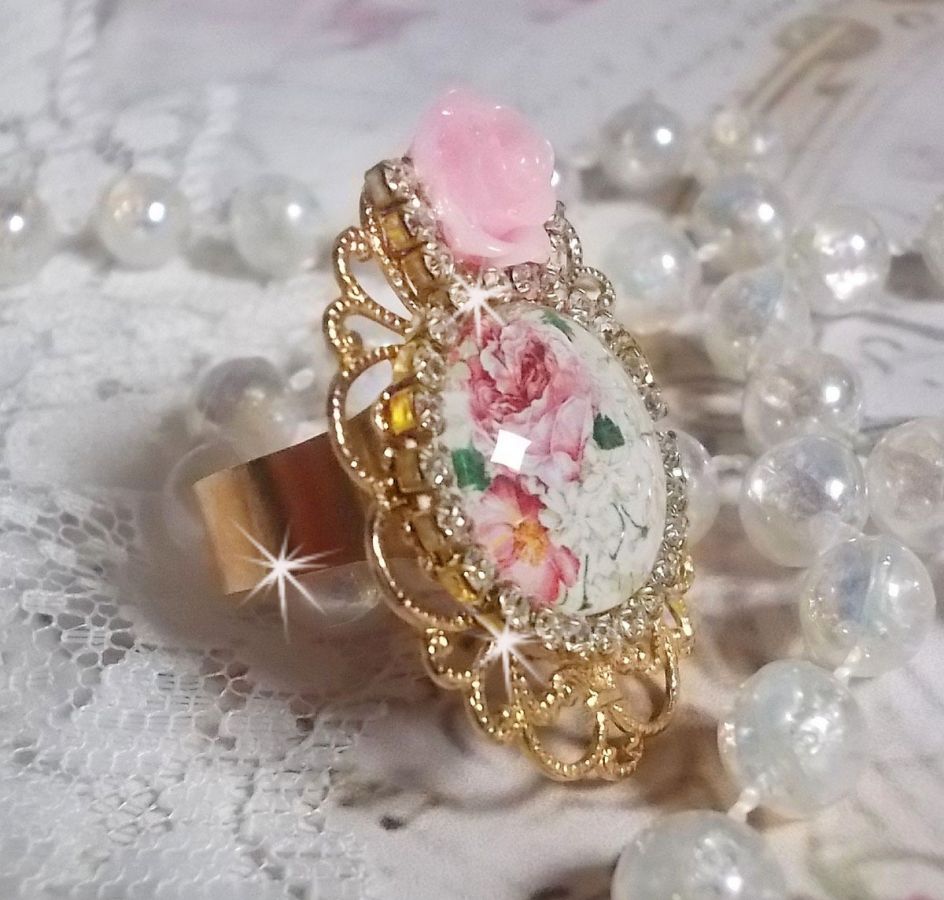 Bouquet Valentine ring med en ros cabochon, en ros i harts och en kedja av Swarovskikristaller.