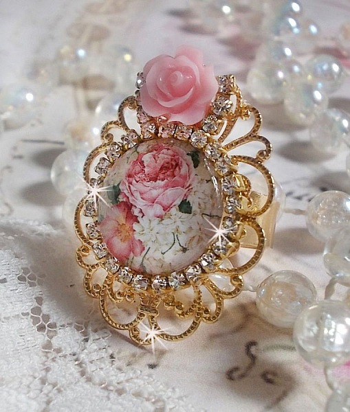 Bouquet Valentine ring med en ros cabochon, en ros i harts och en kedja av Swarovskikristaller.
