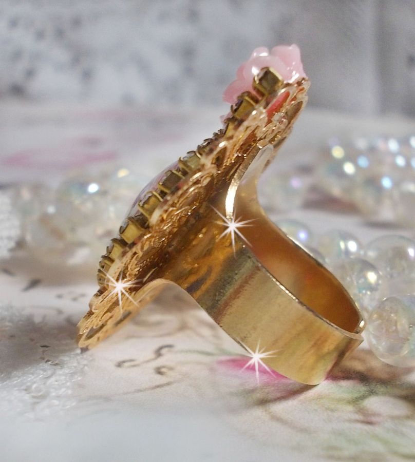 Bouquet Valentine ring med en ros cabochon, en ros i harts och en kedja av Swarovskikristaller.
