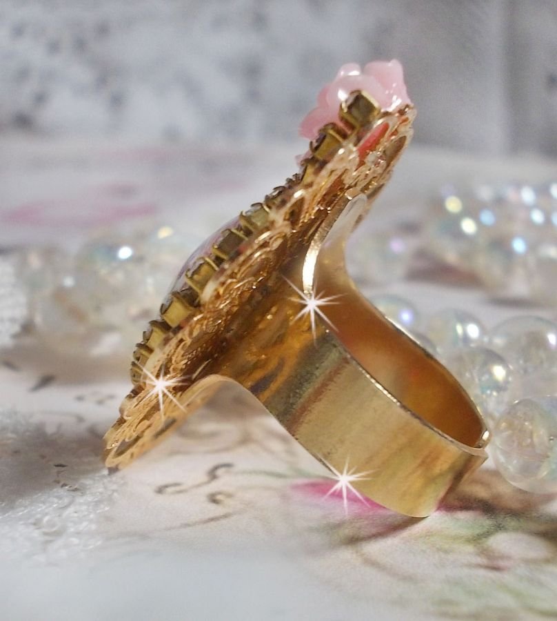 Bouquet Valentine ring med en ros cabochon, en ros i harts och en kedja av Swarovskikristaller.