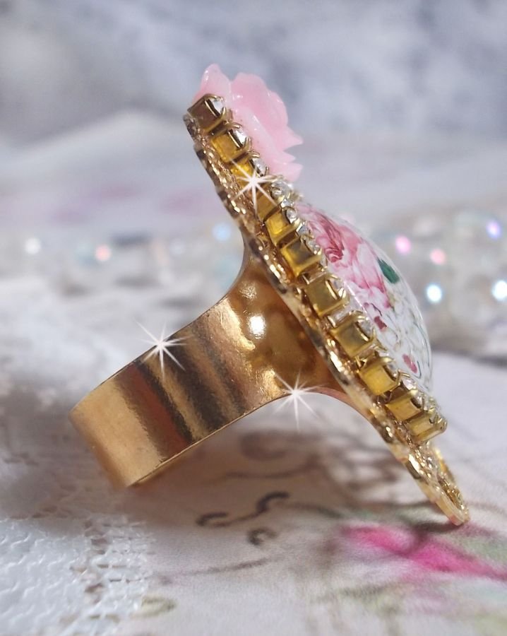 Bouquet Valentine ring med en ros cabochon, en ros i harts och en kedja av Swarovskikristaller.