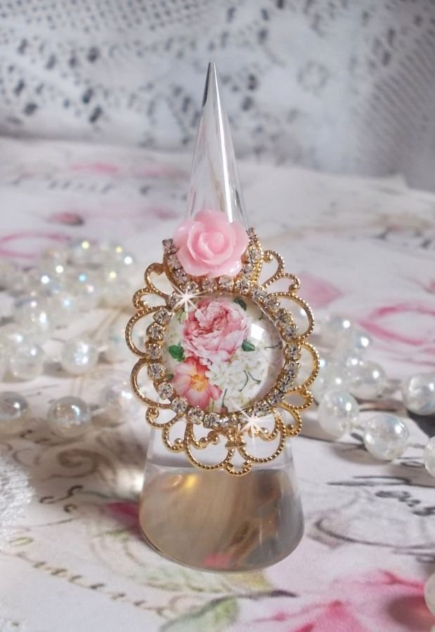 Bouquet Valentine ring med en ros cabochon, en ros i harts och en kedja av Swarovskikristaller.
