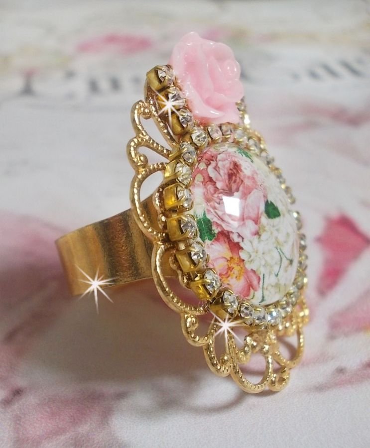 Bouquet Valentine ring med en ros cabochon, en ros i harts och en kedja av Swarovskikristaller.