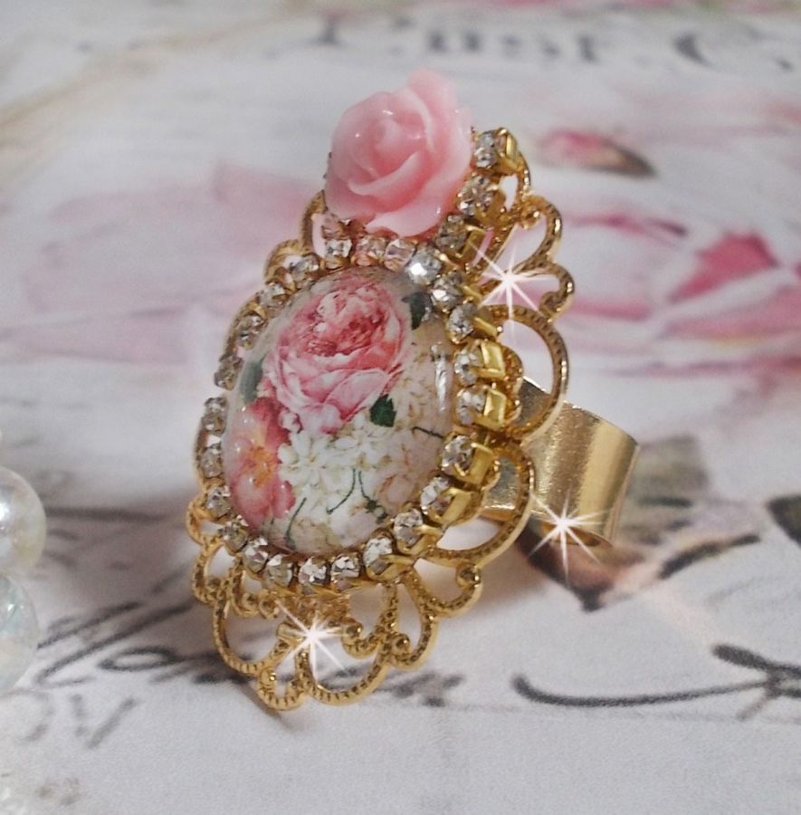 Bouquet Valentine ring med en ros cabochon, en ros i harts och en kedja av Swarovskikristaller.
