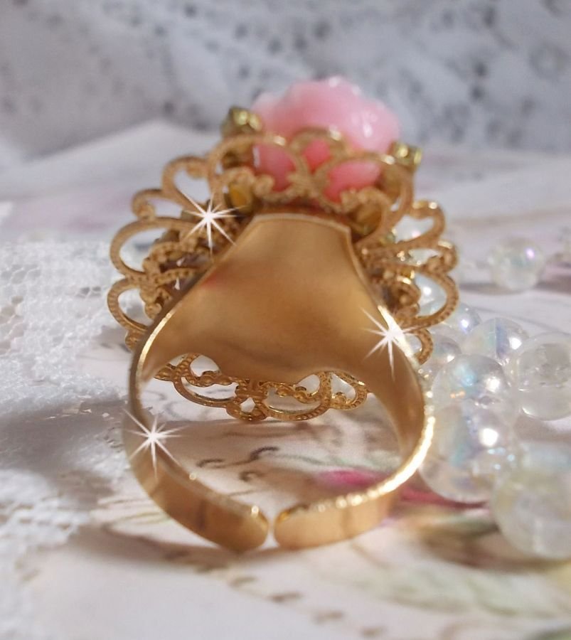 Bouquet Valentine ring med en ros cabochon, en ros i harts och en kedja av Swarovskikristaller.