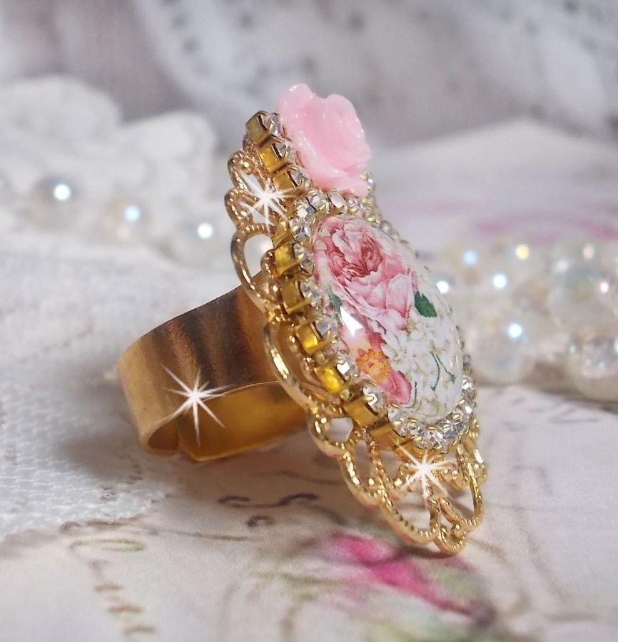 Bouquet Valentine ring med en ros cabochon, en ros i harts och en kedja av Swarovskikristaller.