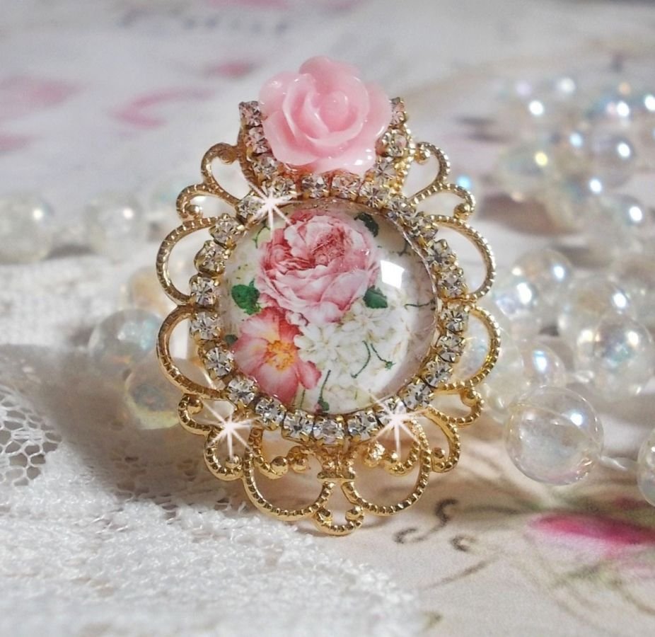 Bouquet Valentine ring med en ros cabochon, en ros i harts och en kedja av Swarovskikristaller.