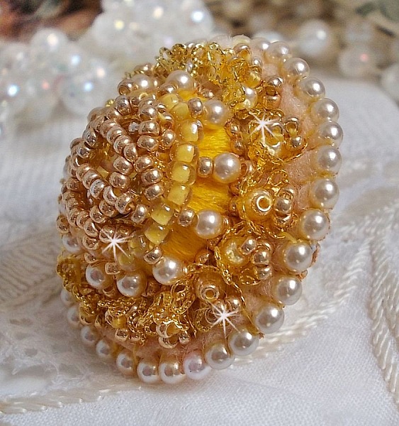 Buttercup ring broderad med Swarovski kristall och gul DMC bomull.