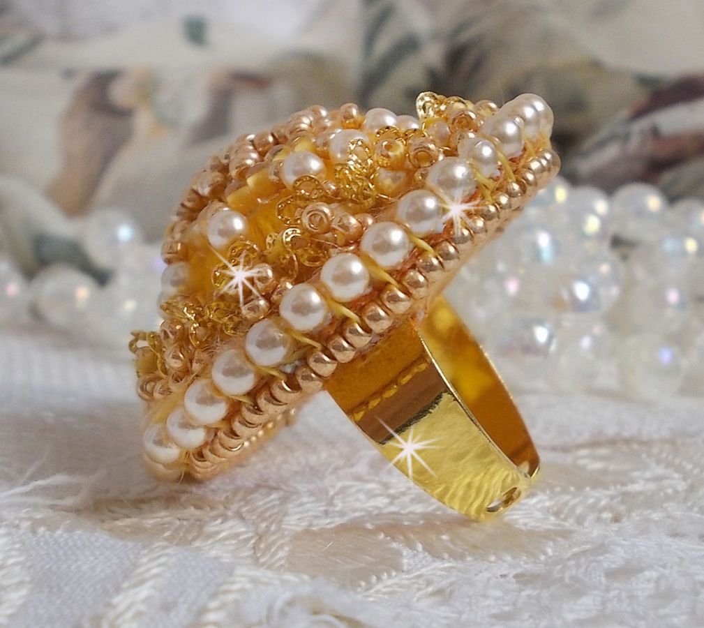 Buttercup ring broderad med Swarovski kristall och gul DMC bomull.
