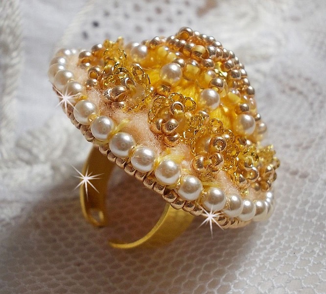 Buttercup ring broderad med Swarovski kristall och gul DMC bomull.