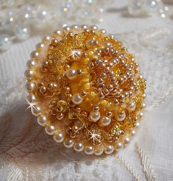 Buttercup ring broderad med Swarovski kristall och gul DMC bomull.
