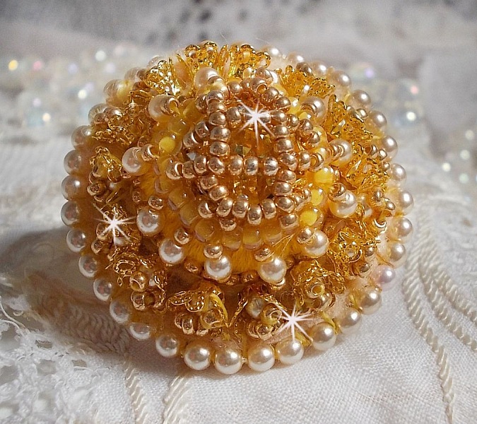 Buttercup ring broderad med Swarovski kristall och gul DMC bomull.