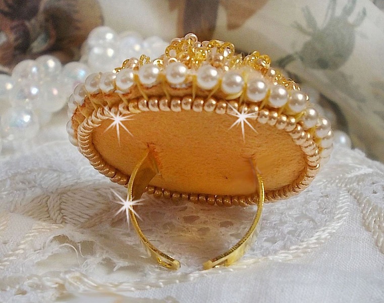 Buttercup ring broderad med Swarovski kristall och gul DMC bomull.