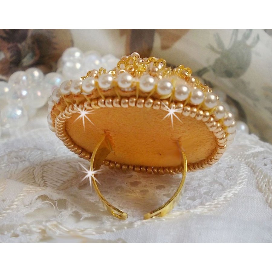 Buttercup ring broderad med Swarovski kristall och gul DMC bomull.
