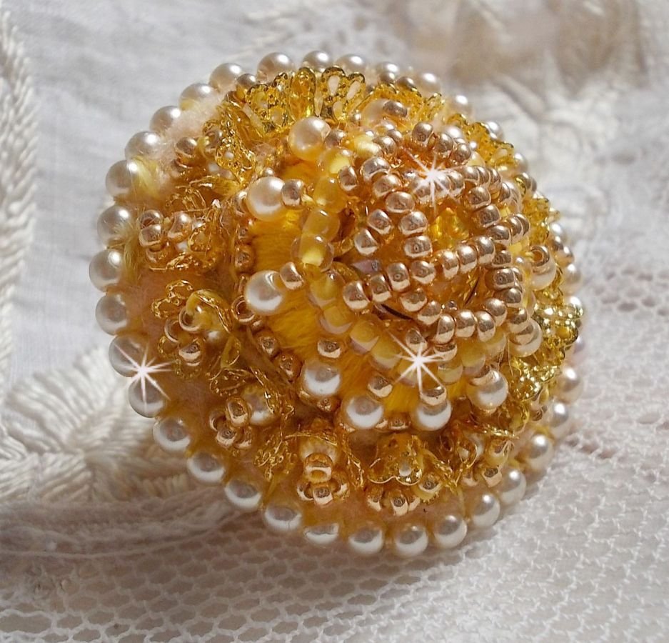 Buttercup ring broderad med Swarovski kristall och gul DMC bomull.