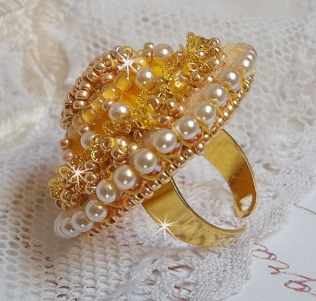 Buttercup ring broderad med Swarovski kristall och gul DMC bomull.