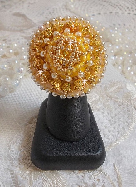 Buttercup ring broderad med Swarovski kristall och gul DMC bomull.