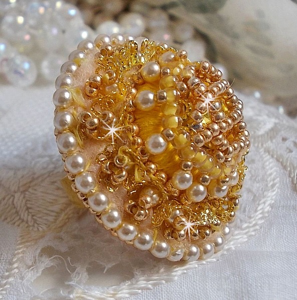 Buttercup ring broderad med Swarovski kristall och gul DMC bomull.