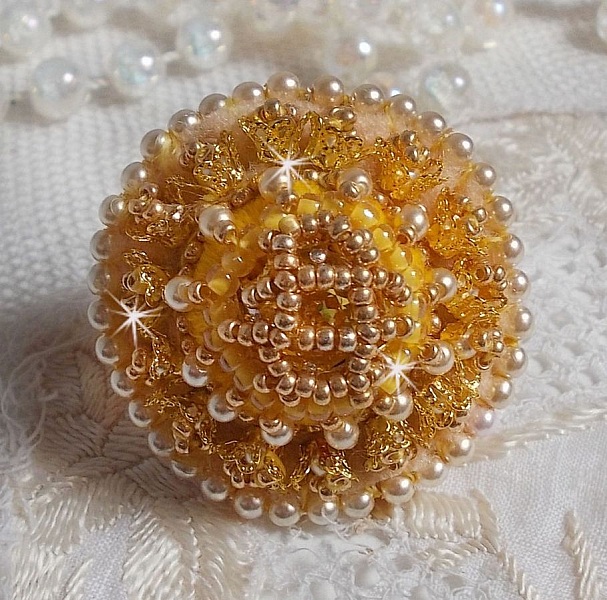 Buttercup ring broderad med Swarovski kristall och gul DMC bomull.