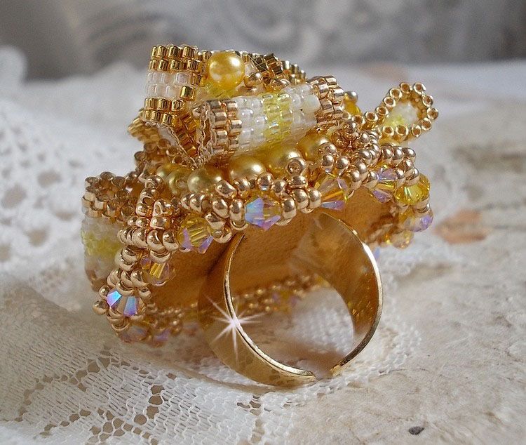 Sunflower Gold Haute-Couture-ring broderad med 24 karat guldpläterade fröpärlor och Swarovski-kristaller 