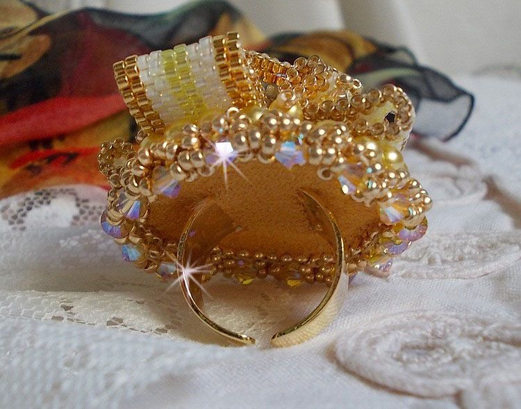 Sunflower Gold Haute-Couture-ring broderad med 24 karat guldpläterade fröpärlor och Swarovski-kristaller 