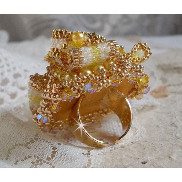 Sunflower Gold Haute-Couture-ring broderad med 24 karat guldpläterade fröpärlor och Swarovski-kristaller 