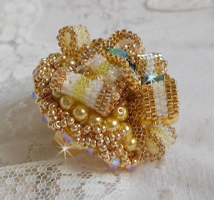 Sunflower Gold Haute-Couture-ring broderad med 24 karat guldpläterade fröpärlor och Swarovski-kristaller 