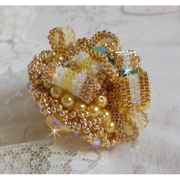 Sunflower Gold Haute-Couture-ring broderad med 24 karat guldpläterade fröpärlor och Swarovski-kristaller 