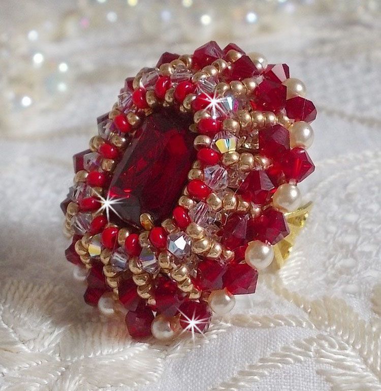 Rubinring med en bohemisk kristallcabochon som är broderad i en rubinstil.