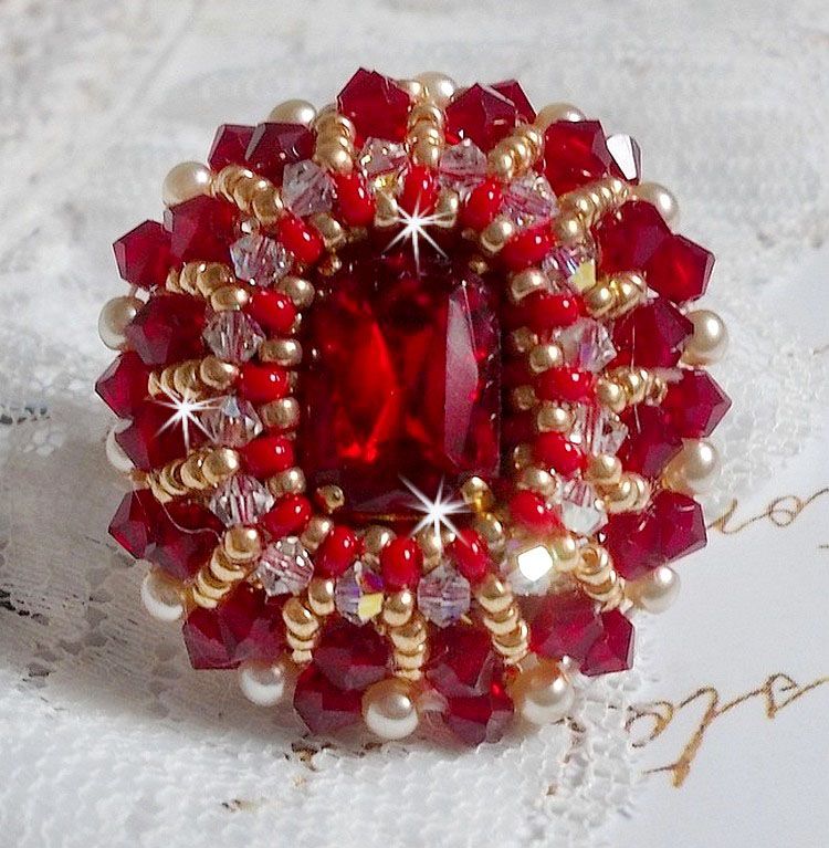 Rubinring med en bohemisk kristallcabochon som är broderad i en rubinstil.