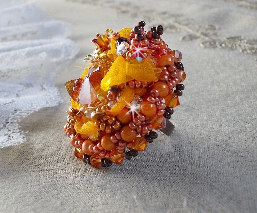 Les Rêves d'Acapulco ring broderad med Swarovski kristaller, Miyuki fröpärlor, glas och pärlor i en chic boho etnisk stil