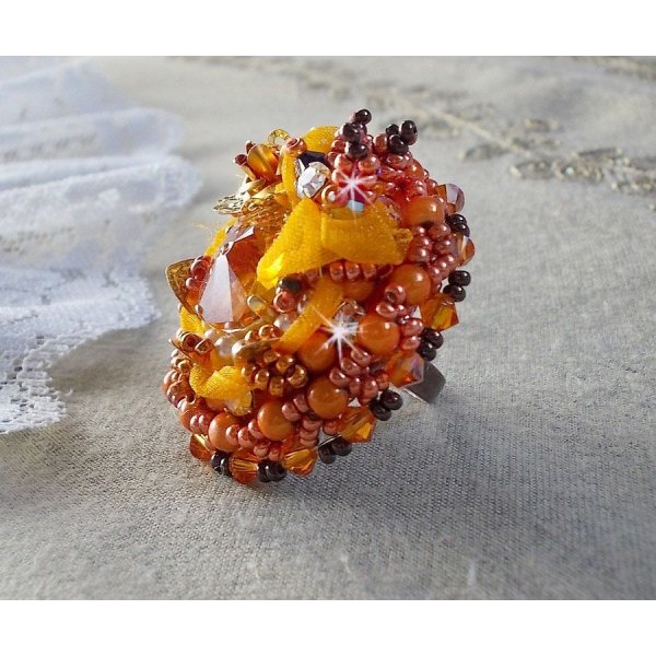 Les Rêves d'Acapulco ring broderad med Swarovski kristaller, Miyuki fröpärlor, glas och pärlor i en chic boho etnisk stil