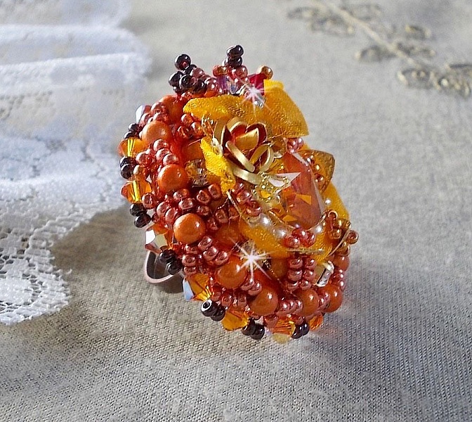 Les R&ecirc;ves d'Acapulco ring broderad med Swarovski kristaller, Miyuki fr&ouml;p&auml;rlor, glas och p&auml;rlor i en chic boho etnisk stil