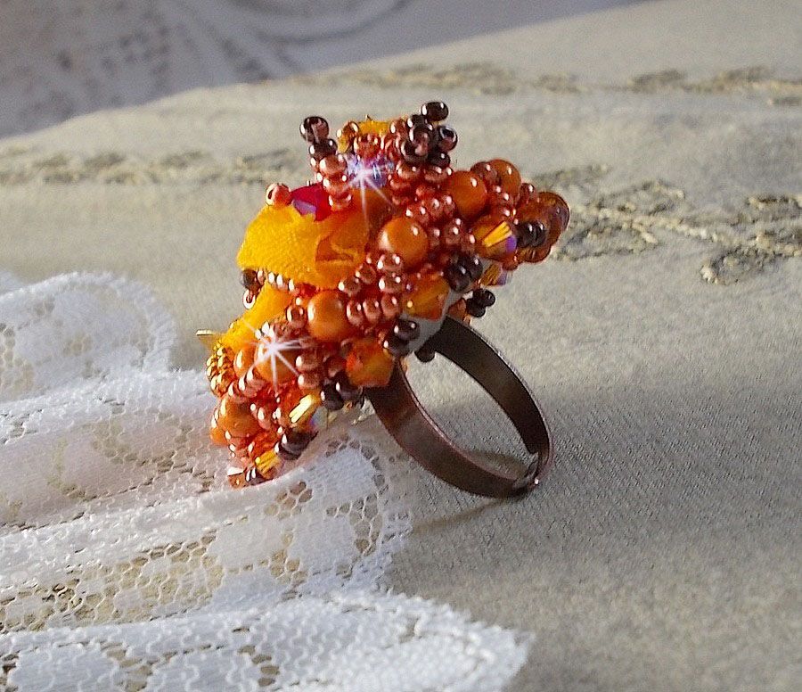 Les Rêves d'Acapulco ring broderad med Swarovski kristaller, Miyuki fröpärlor, glas och pärlor i en chic boho etnisk stil