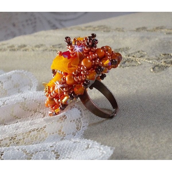 Les Rêves d'Acapulco ring broderad med Swarovski kristaller, Miyuki fröpärlor, glas och pärlor i en chic boho etnisk stil