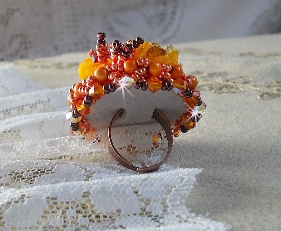 Les Rêves d'Acapulco ring broderad med Swarovski kristaller, Miyuki fröpärlor, glas och pärlor i en chic boho etnisk stil