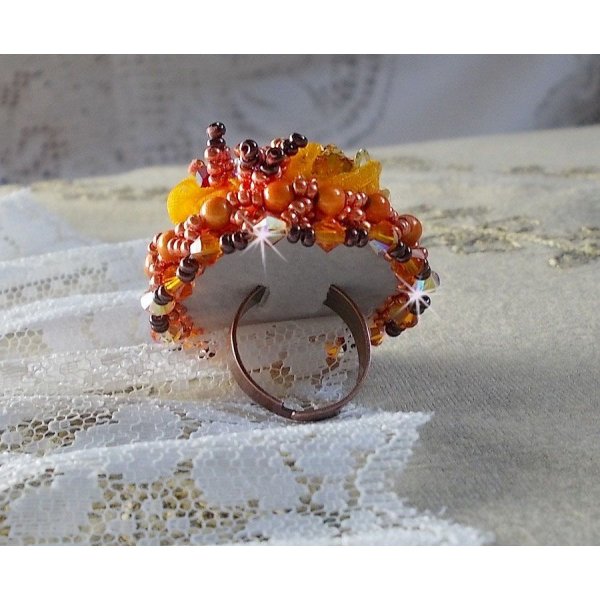 Les Rêves d'Acapulco ring broderad med Swarovski kristaller, Miyuki fröpärlor, glas och pärlor i en chic boho etnisk stil