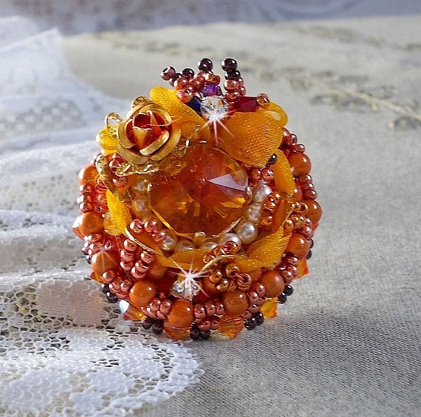 Les R&ecirc;ves d'Acapulco ring broderad med Swarovski kristaller, Miyuki fr&ouml;p&auml;rlor, glas och p&auml;rlor i en chic boho etnisk stil