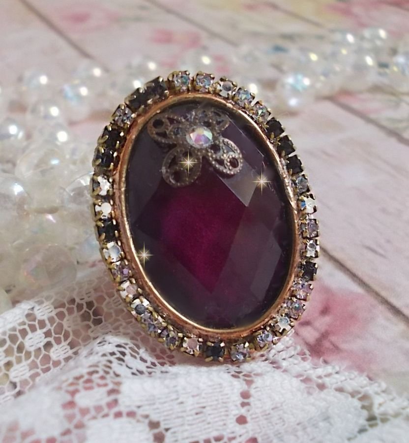 Chic burgundy ring skapad med PureCrystal kristaller, en blommaformad stämpel och en glascabochon.