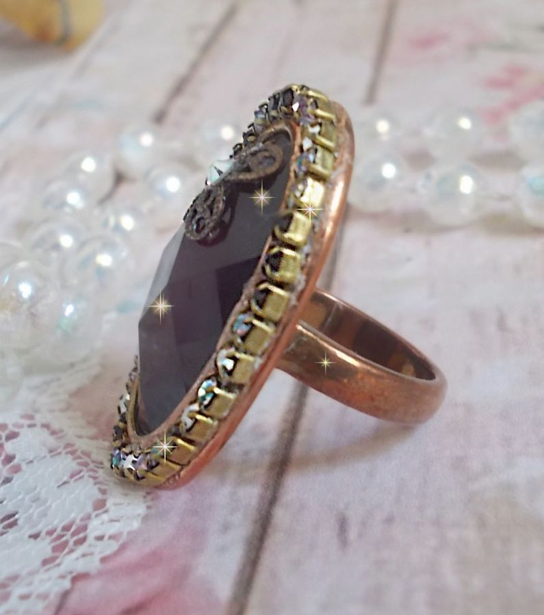 Chic burgundy ring skapad med PureCrystal kristaller, en blommaformad stämpel och en glascabochon.