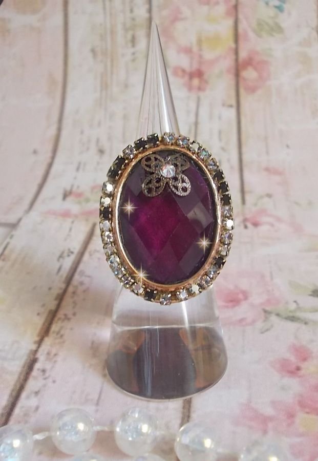 Chic burgundy ring skapad med PureCrystal kristaller, en blommaformad stämpel och en glascabochon.